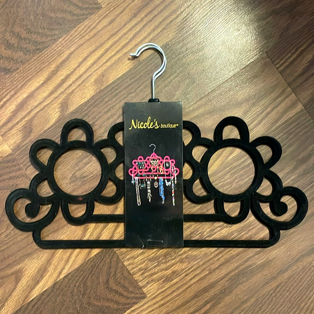 ⚜️Nicole’s Boutique Black Velvet Accessory Hanger/ Organizer! NWT!